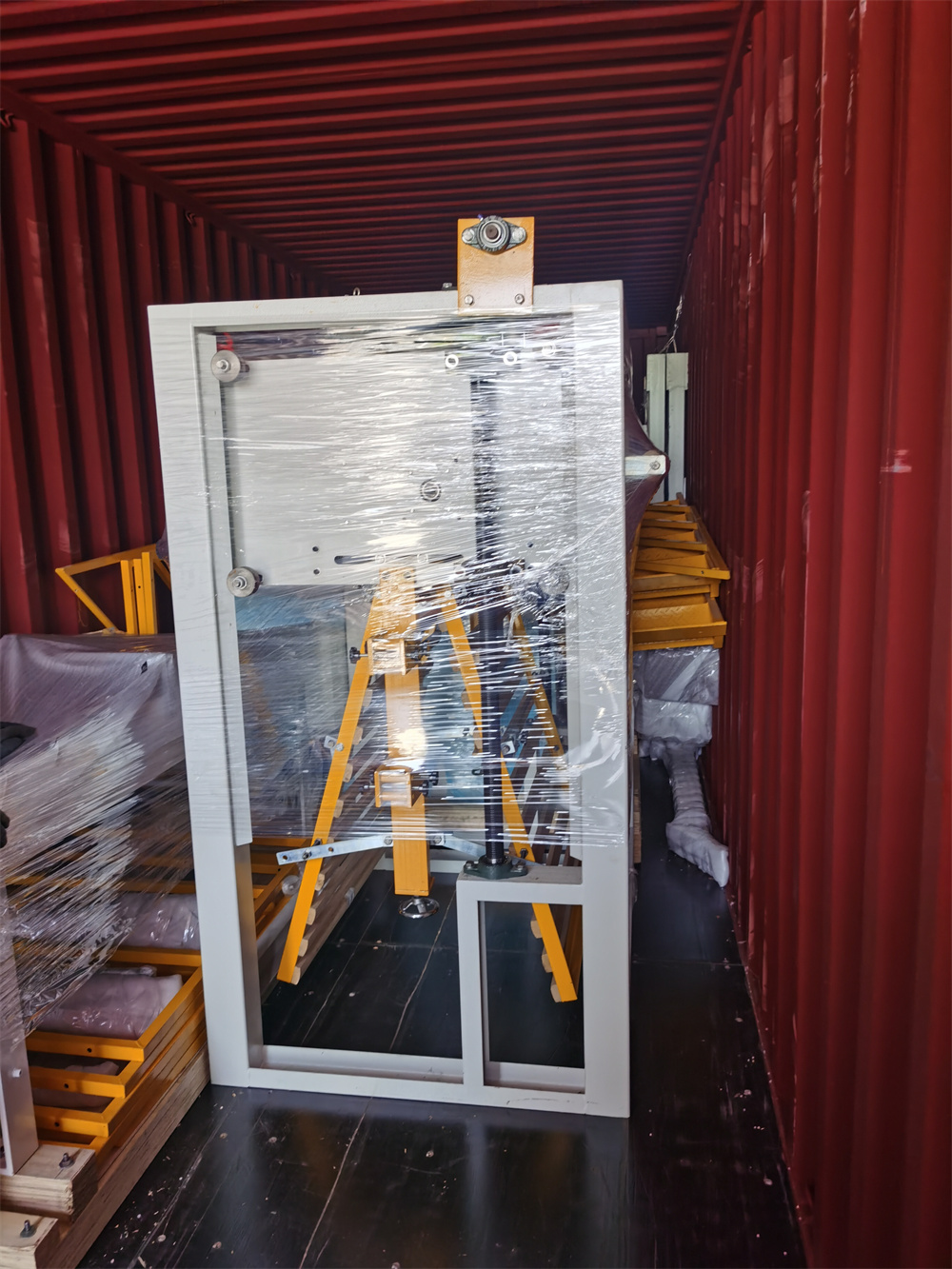 The ABA film blowing machine of Xianghai Machinery has been tested and then packaged and loaded.