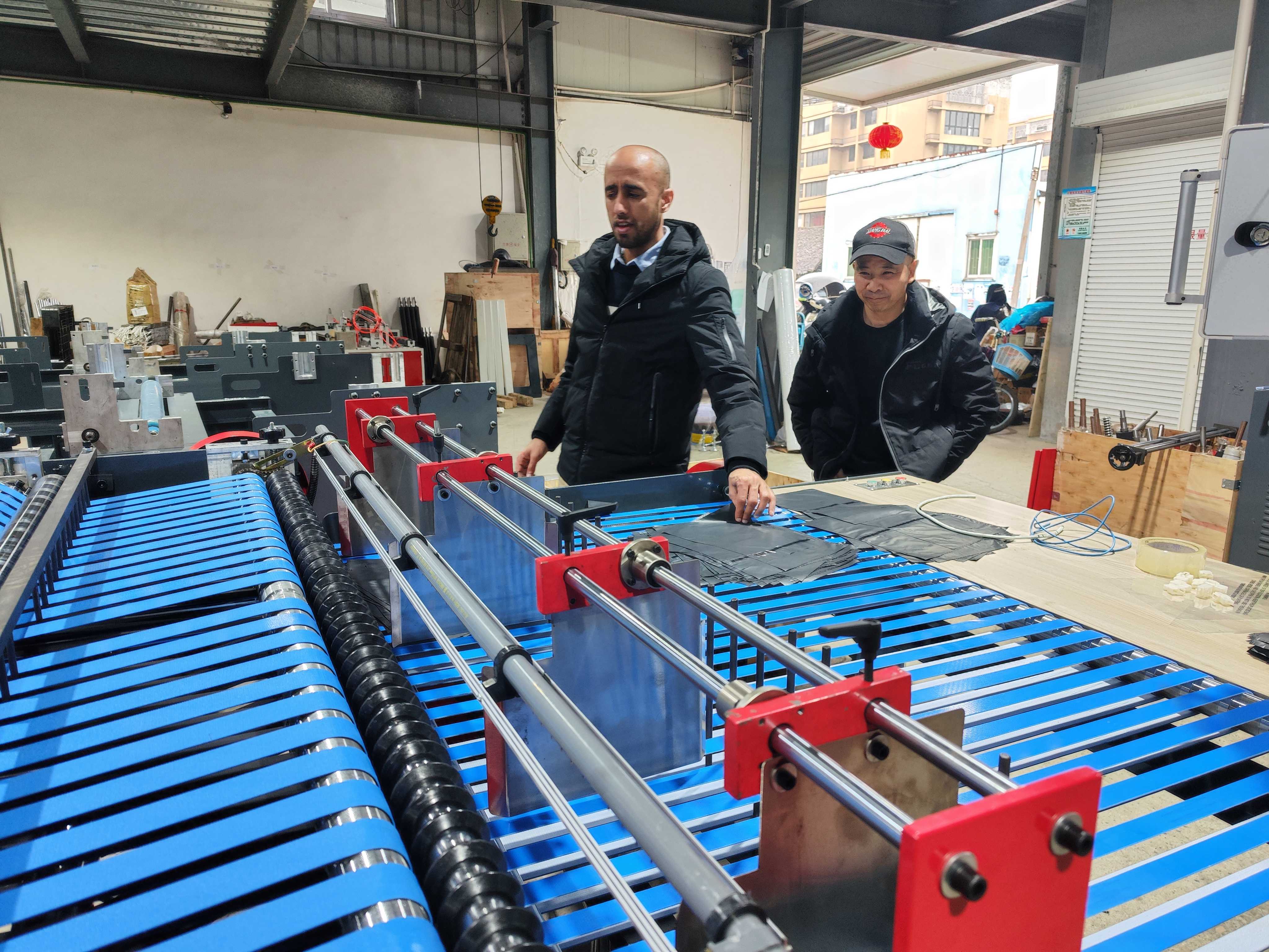 Customer to the factory to test the machine.—Patch soft handle bag making machine.