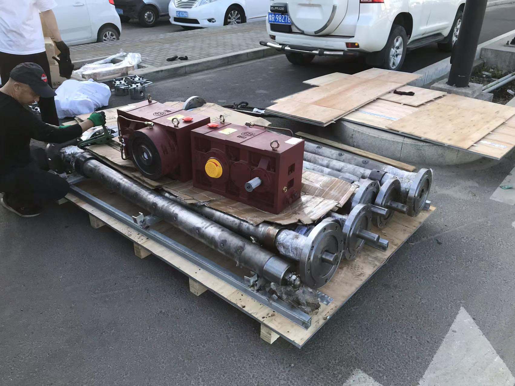 Moroccan customers parts the boss personally packed wooden cases and delivered the goods on time.